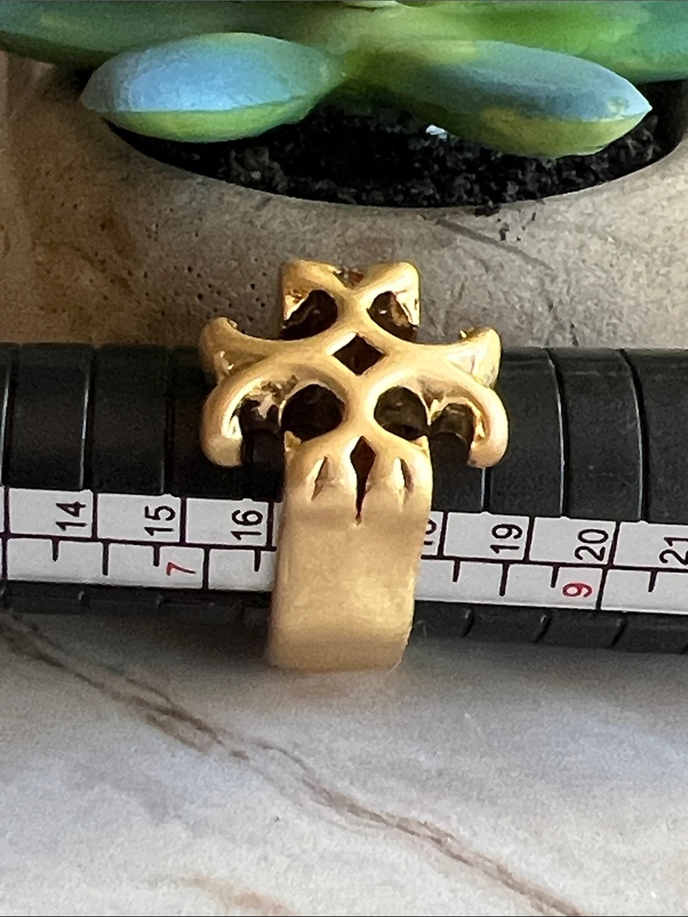 Tory Burch Roxanne Hammered Gold-Tone Ring. Size 8 - Picture 4 of 4